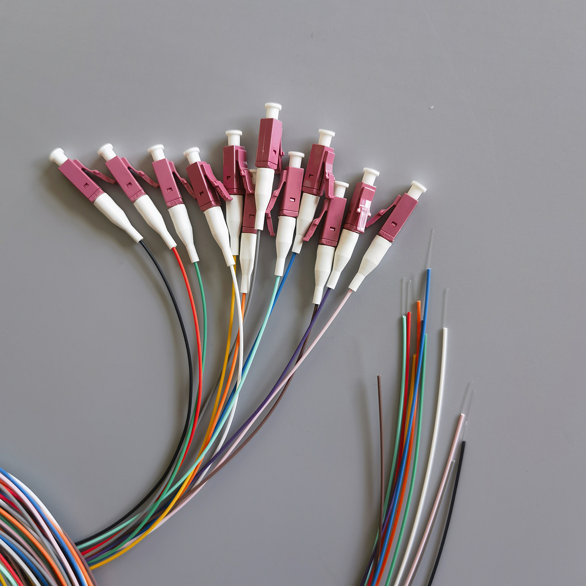 FTTH 12 Colors OM4 Fiber Optic Pigtail 2M LC/UPC Multi-Mode Indoor 0.9mm Optical Fiber Tail Cable FTTH 12 Colors OM4 Fiber Optic Pigtail 2M LC/UPC Multi-Mode Indoor 0.9mm Optical Fiber Tail Cable