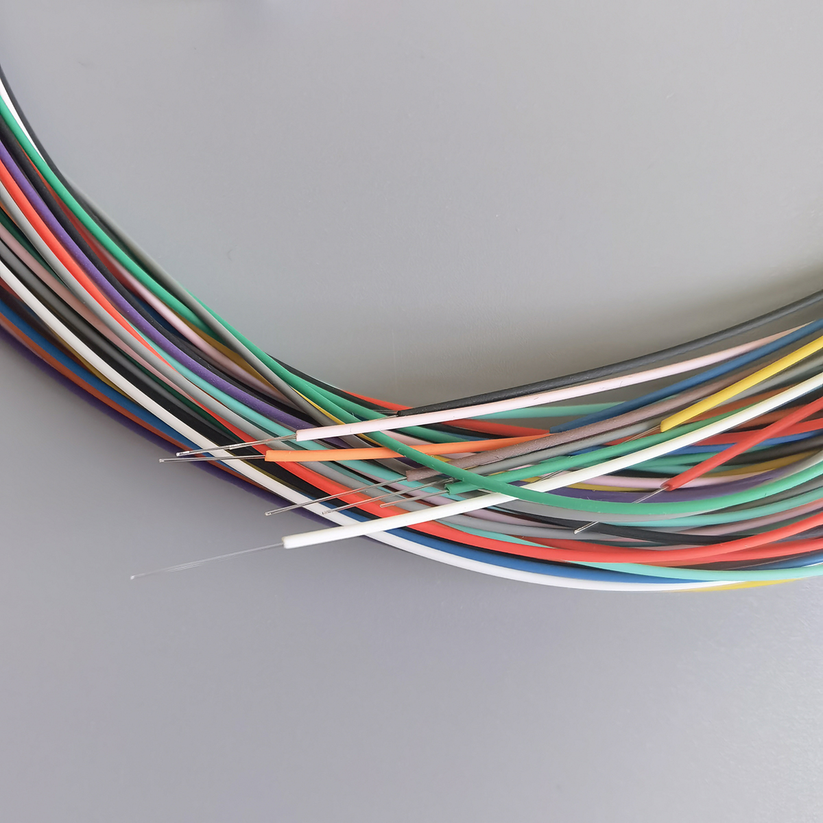 FTTH 12 Colors OM4 Fiber Optic Pigtail 2M LC/UPC Multi-Mode Indoor 0.9mm Optical Fiber Tail Cable
