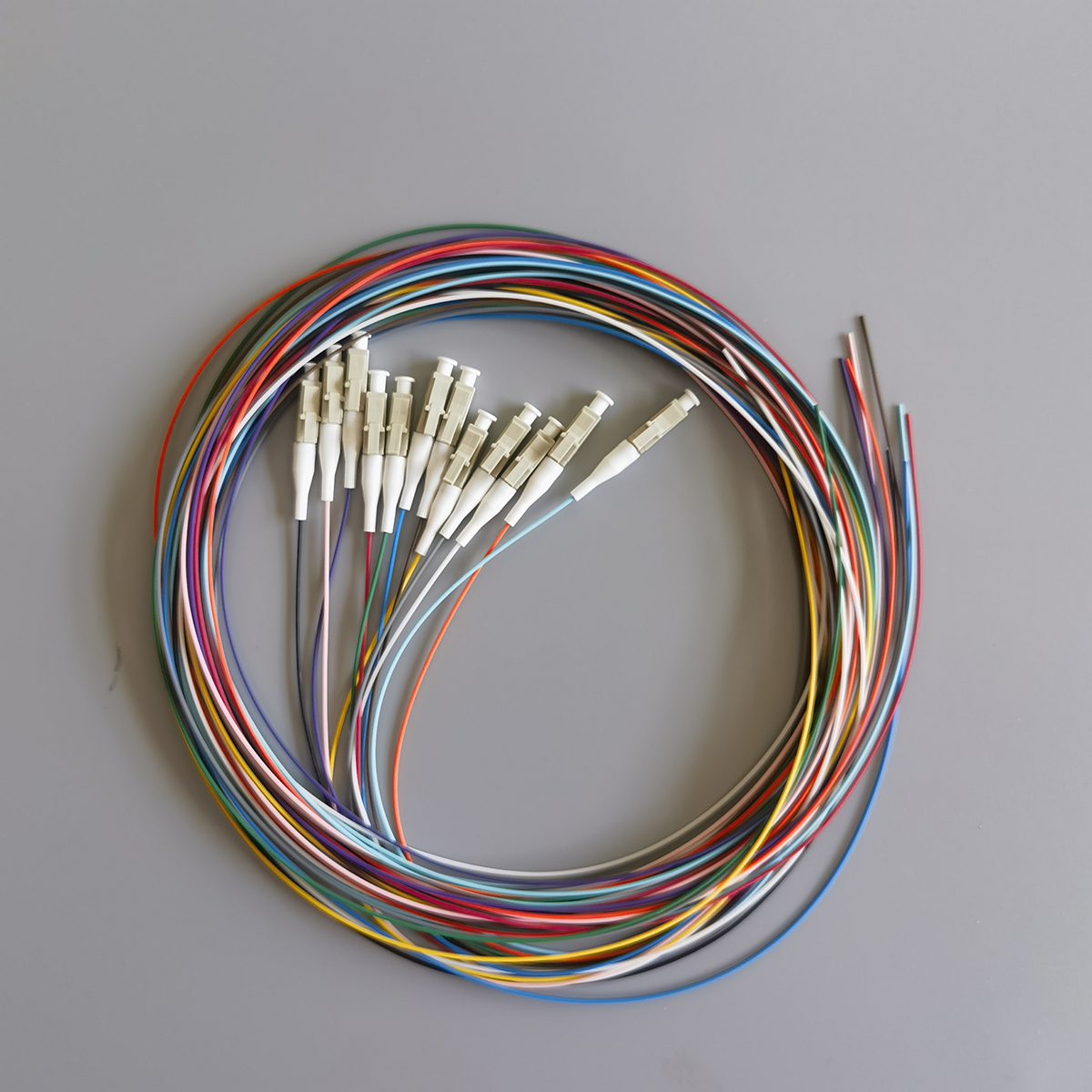 FTTH OM2 Fiber Optic Pigtail LC UPC Multimode 50/125μm 0.9mm 2m 12 Colors Indoor Cable High Quality