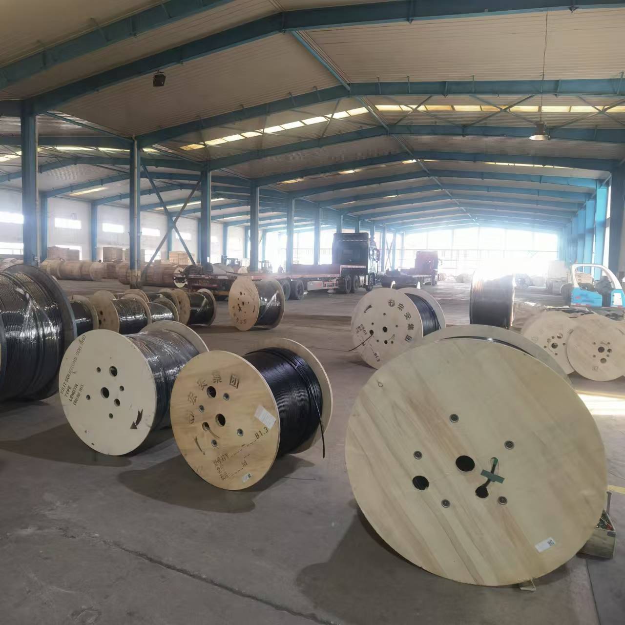 Our Professional Fiber Optic Cable Manufacturing Factory is Running at Full Capacity