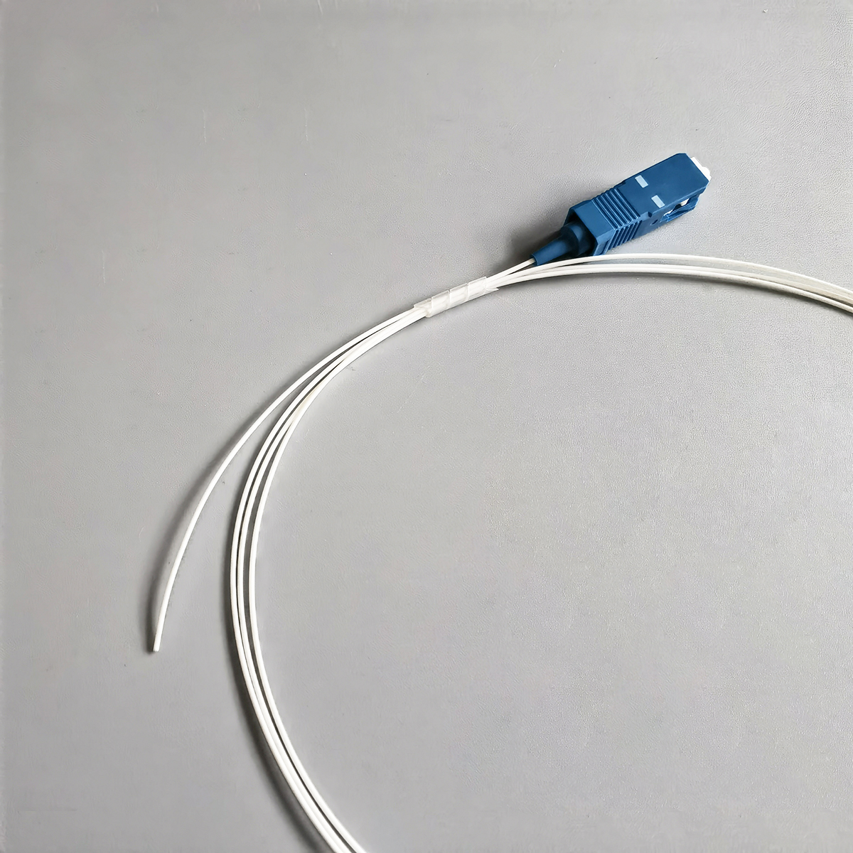 FTTH Single Mode Fiber Pigtail SC/UPC Connector 1.3M 9/125μm G652D 0.9mm Indoor Fiber Optic Cable FTTH Single Mode Fiber Pigtail SC/UPC Connector 1.3M 9/125μm G652D 0.9mm Indoor Fiber Optic Cable