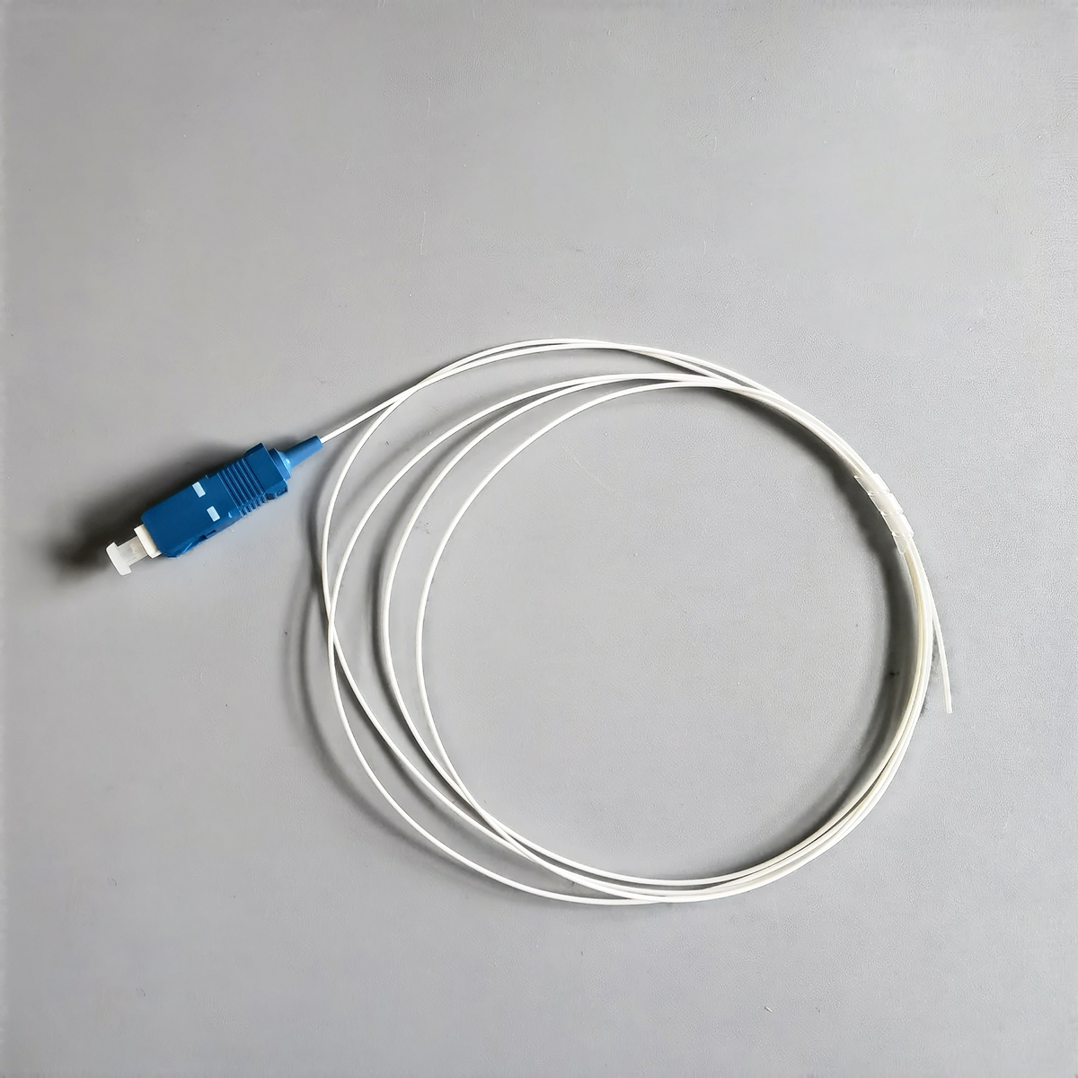 FTTH Single Mode Fiber Pigtail SC/UPC Connector 1.3M 9/125μm G652D 0.9mm Indoor Fiber Optic Cable